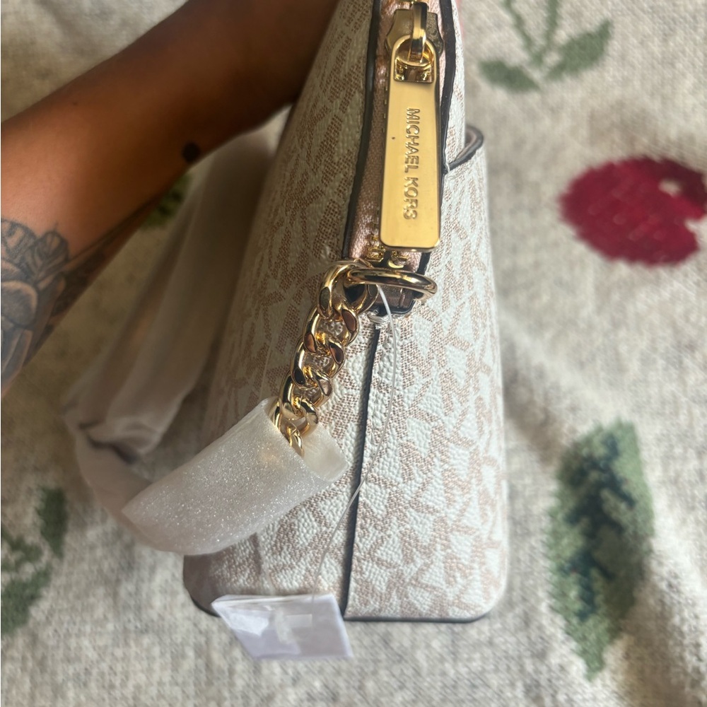 Michael Kors Cream Crossbody Bag with Gold-Tone Hardware and Rose Gold strap - Picture 2 of 7